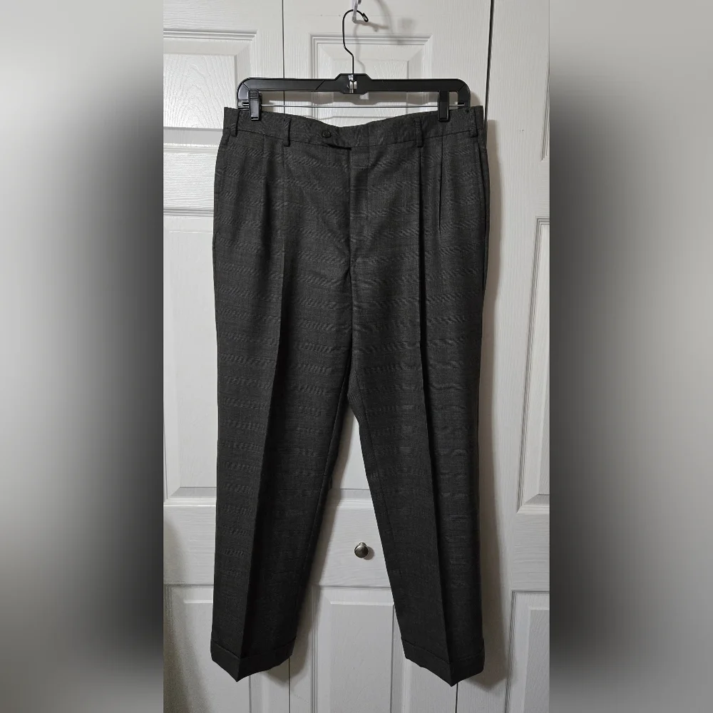Gray Micro Plaid Design Business Suit, w/Pockets, Size 42 Reg/Pants 38, Like New